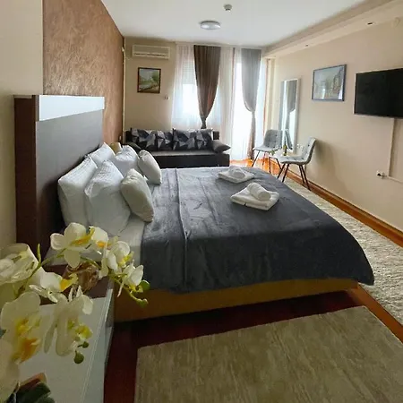 Freya Apartment *